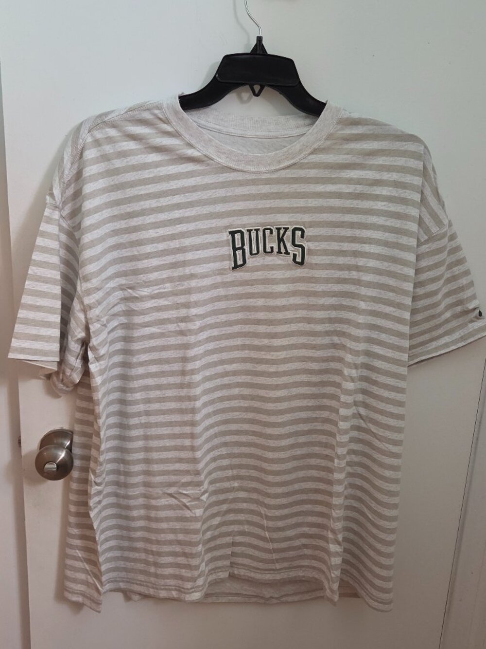 MILWAUKEE BUCKS MEN'S STRIPED T-SHIRT